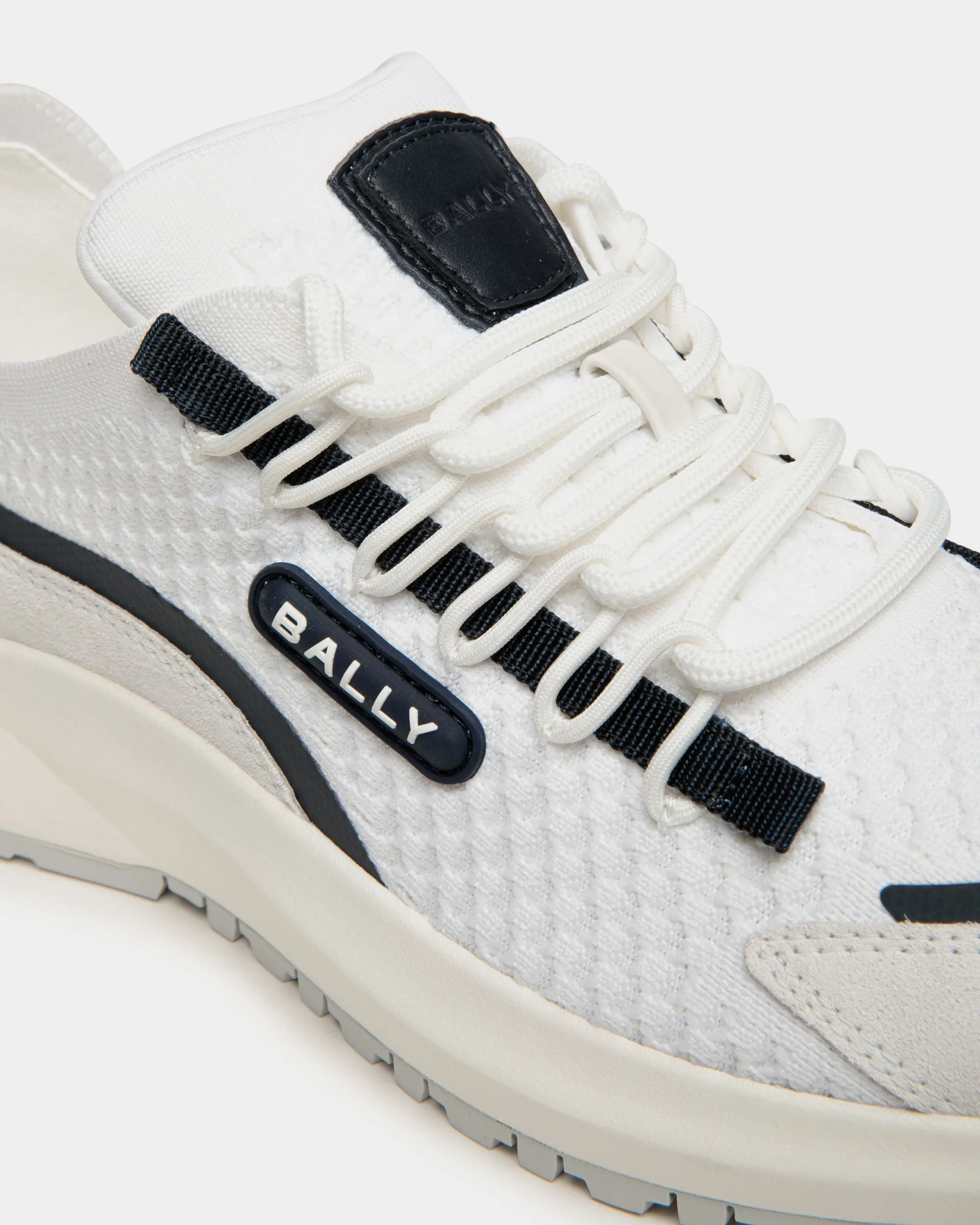 520 Sneaker In White And Navy Blue Knit Fabric