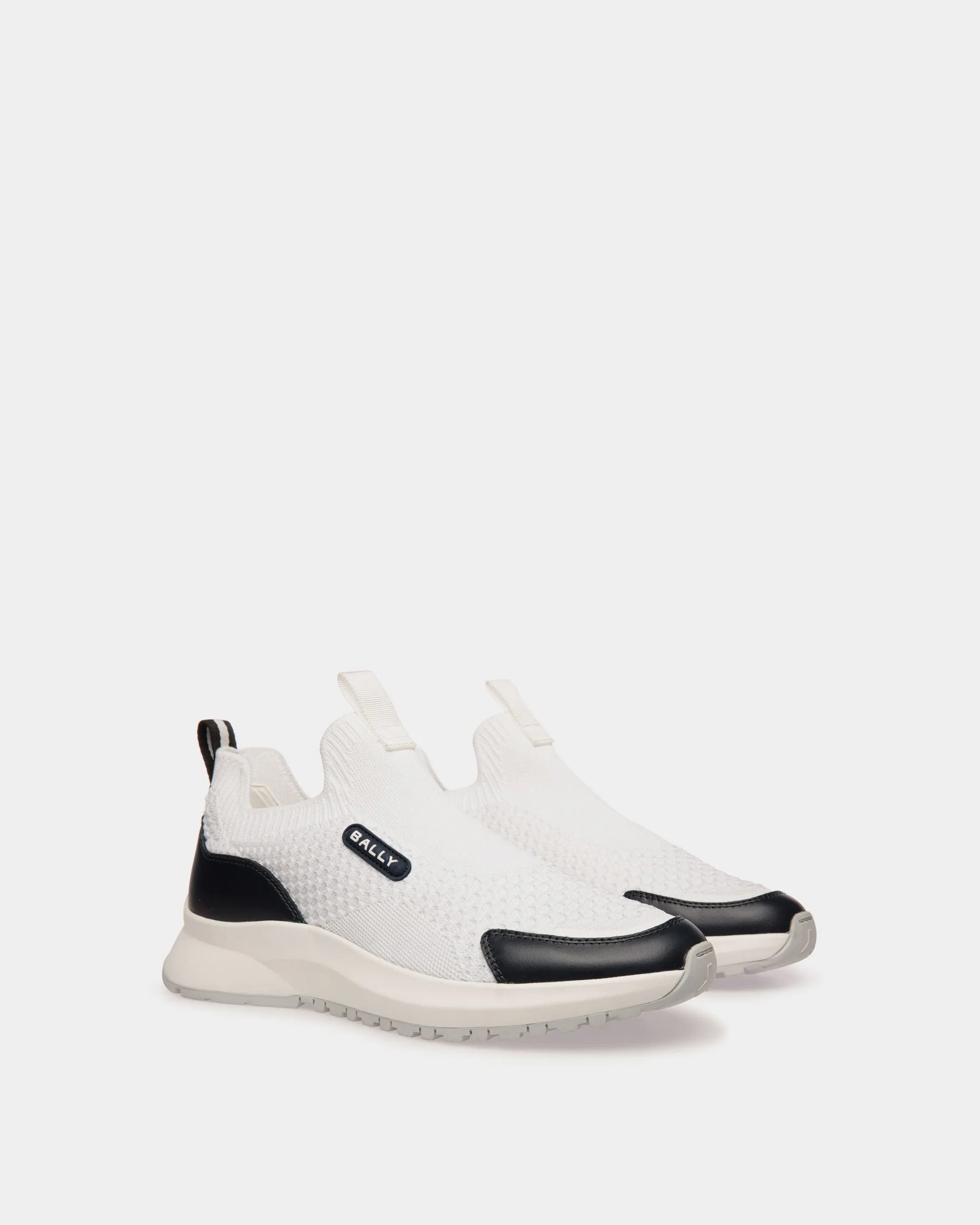 520 Sneaker In White And Navy Blue Knit Fabric