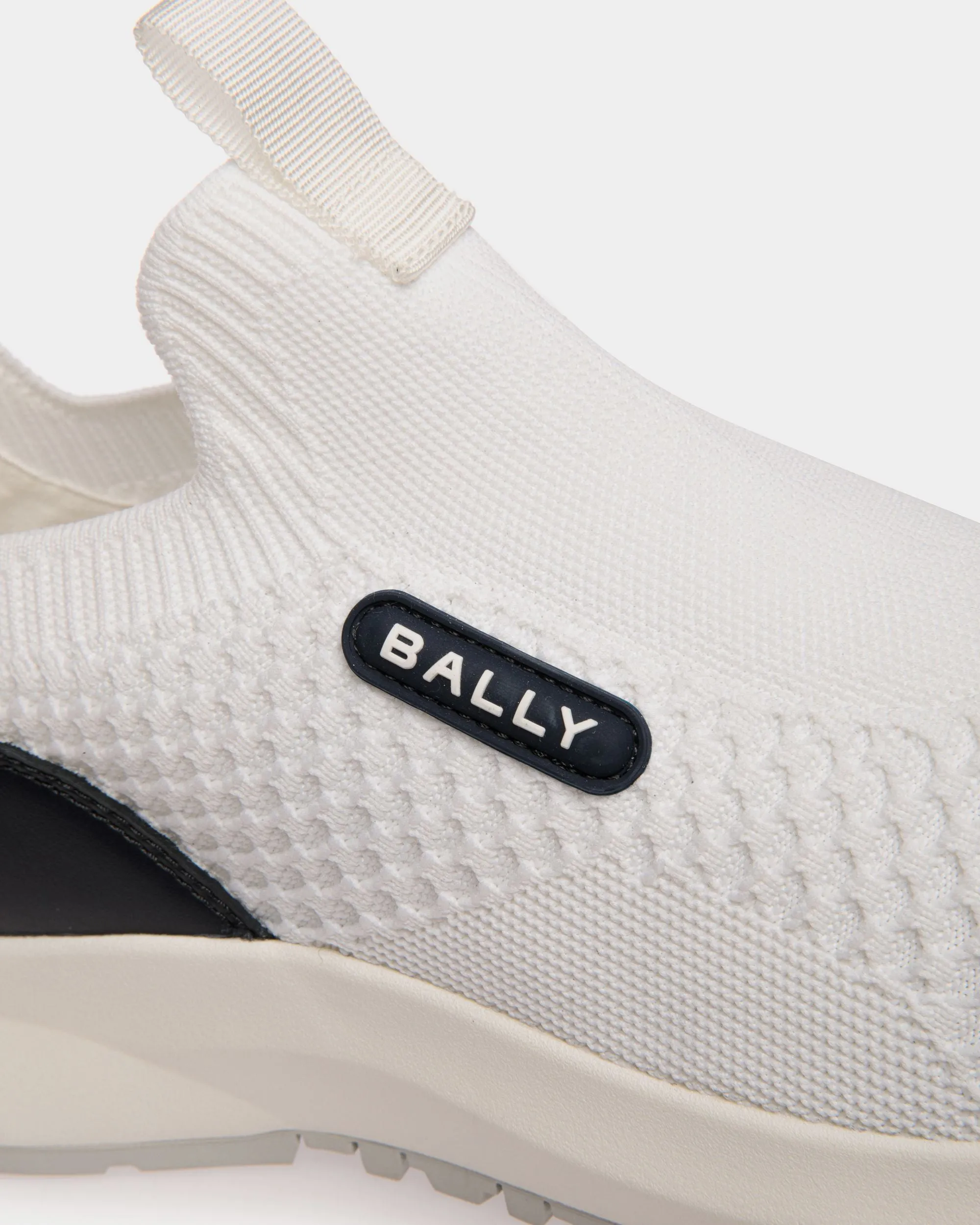 520 Sneaker In White And Navy Blue Knit Fabric
