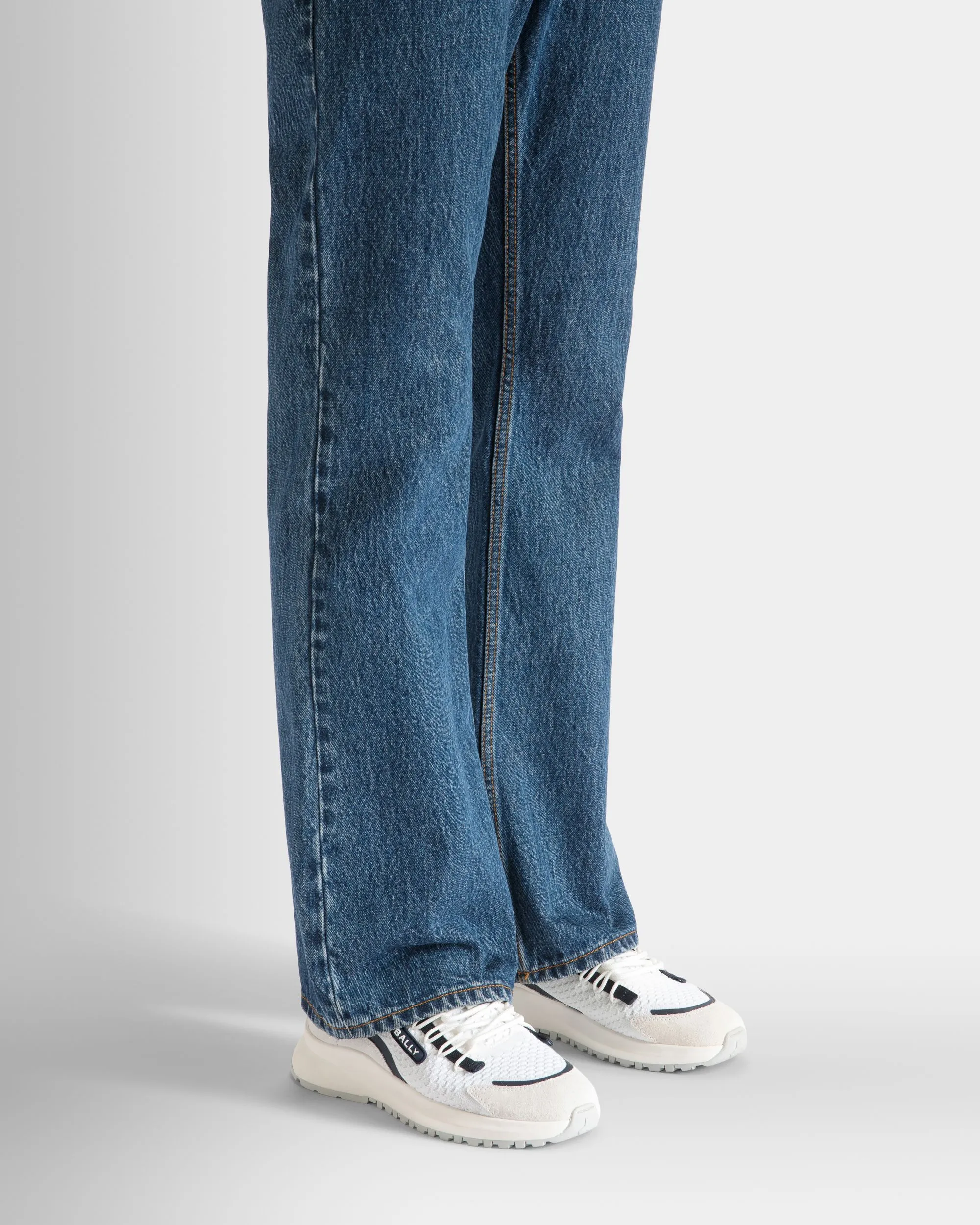 520 Sneaker In White And Navy Blue Knit Fabric