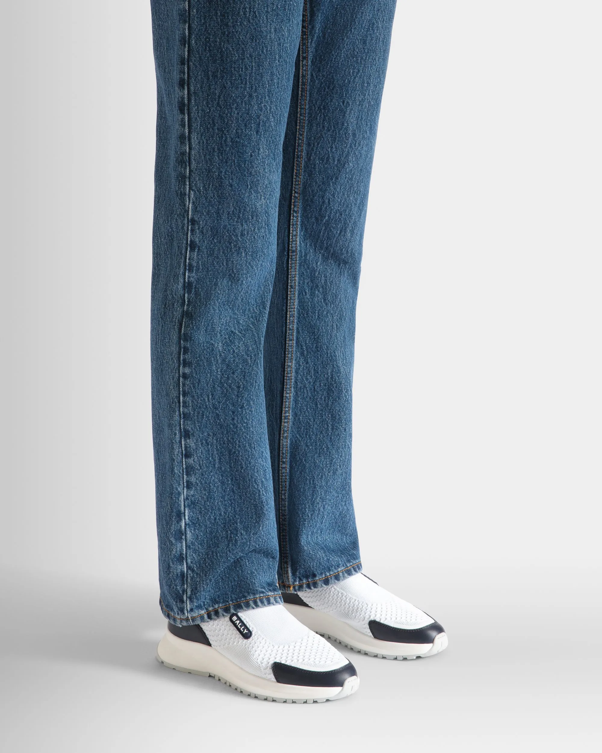 520 Sneaker In White And Navy Blue Knit Fabric