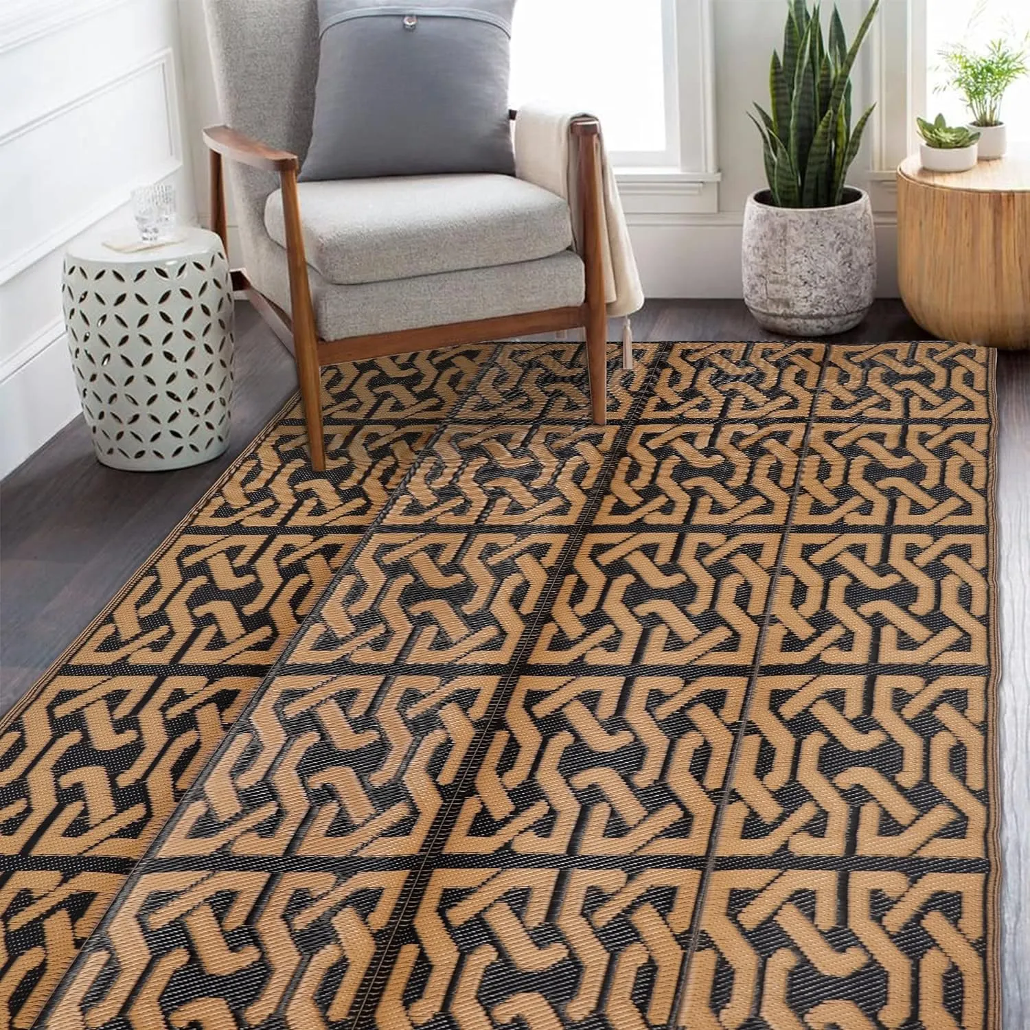 SAND MINE Reversible Mats, Plastic Straw Rug, Modern Area Rug, Large Floor Mat and Rug for Outdoors, RV, Patio, Backyard, Deck, Picnic, Beach, Camping, Trailer, Black & Brown, 5' x 8'