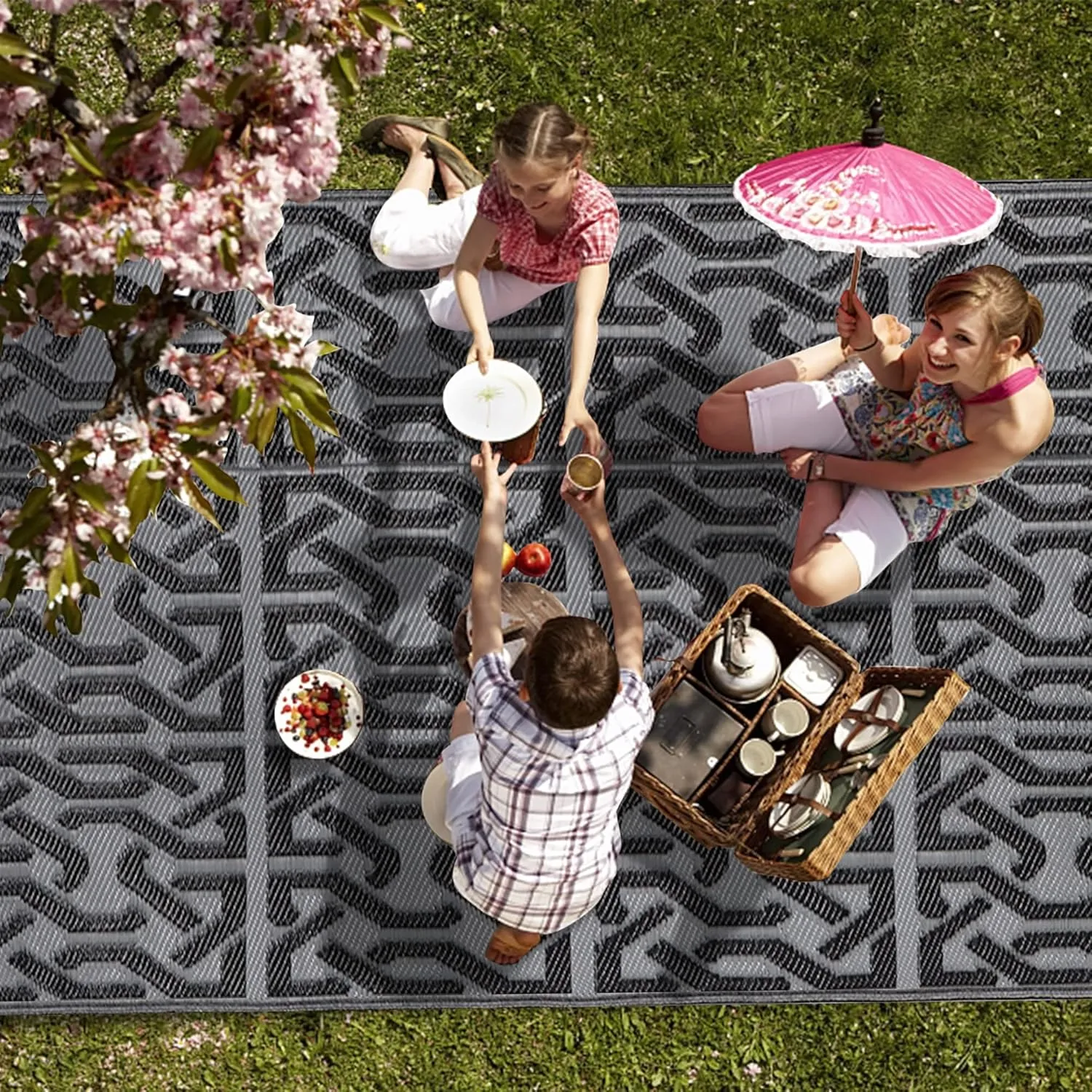 SAND MINE Reversible Mats, Plastic Straw Rug, Modern Area Rug, Large Floor Mat and Rug for Outdoors, RV, Patio, Backyard, Deck, Picnic, Beach, Trailer, Camping (4' x 6', Black & Grey)