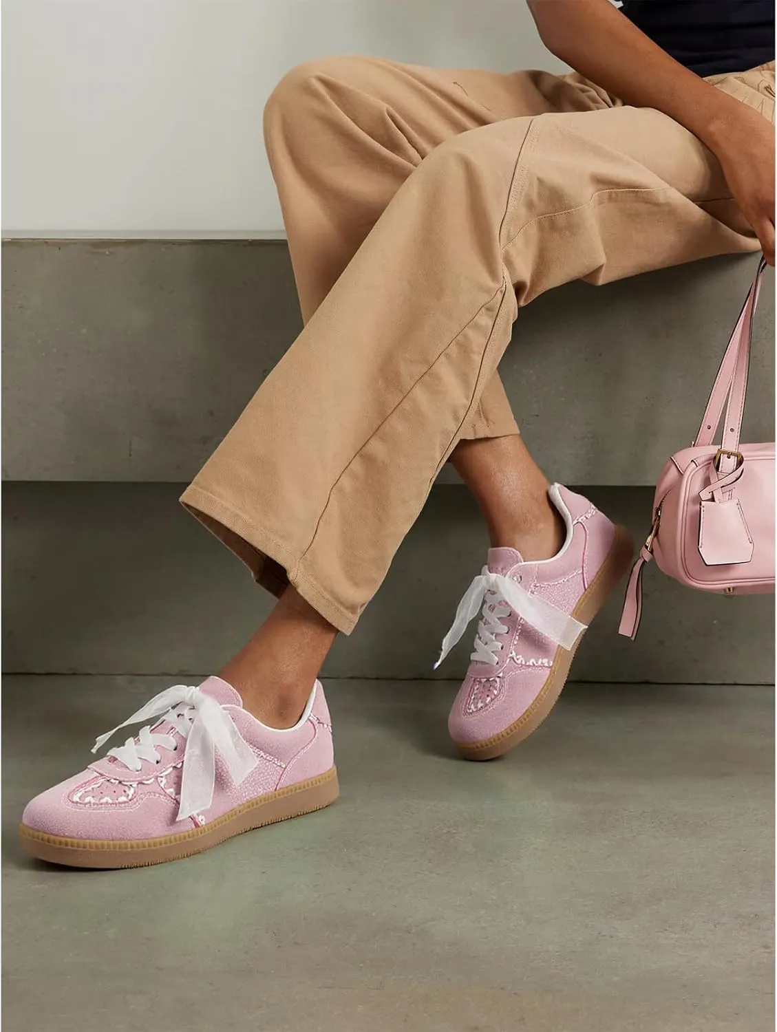 Women's Lace Detail Lace-Up Casual Sneakers - Elegant Ribbon Ribbon Lace Walking Shoes Non-Slip Sole Breathable Comfort for Daily Outfits